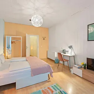 33 S-bahn Schönhauser Allee Apartment
